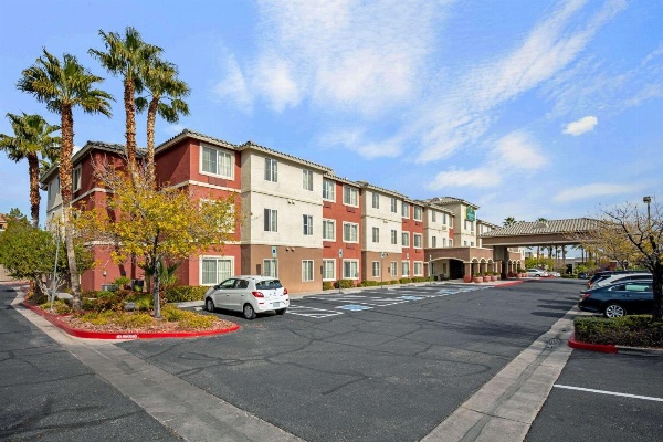 La Quinta Inn & Suites by Wyndham Las Vegas Red Rock / Summerlan image 2